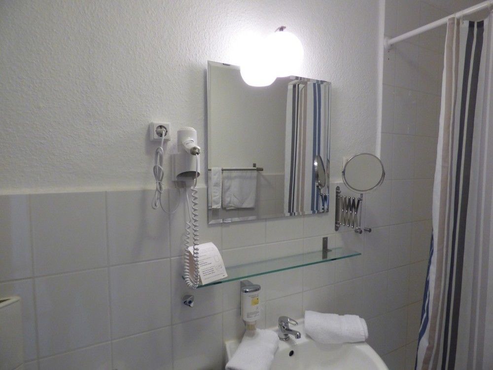 Hotel Art Inn Dinslaken Exteriör bild