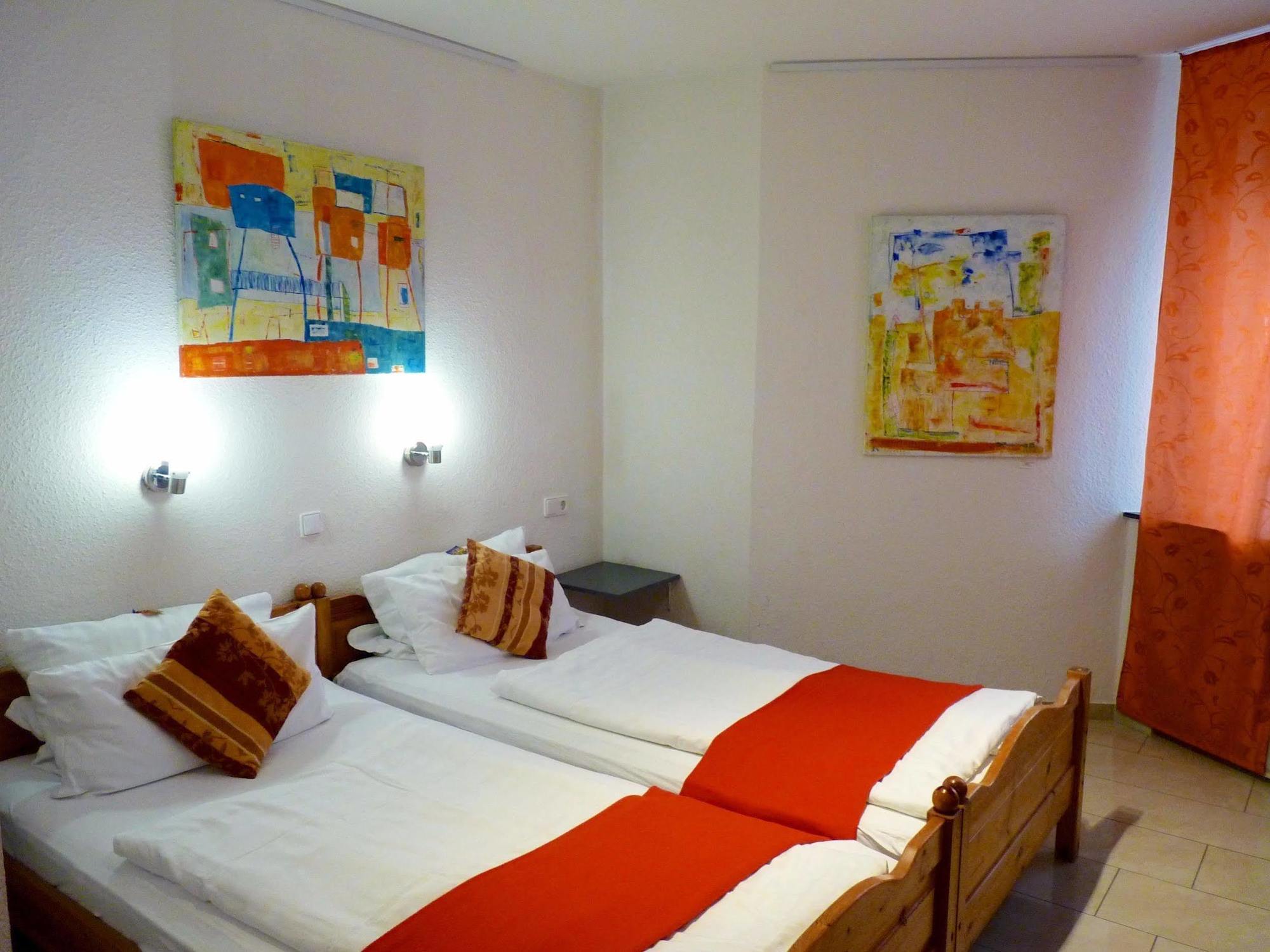 Hotel Art Inn Dinslaken Exteriör bild