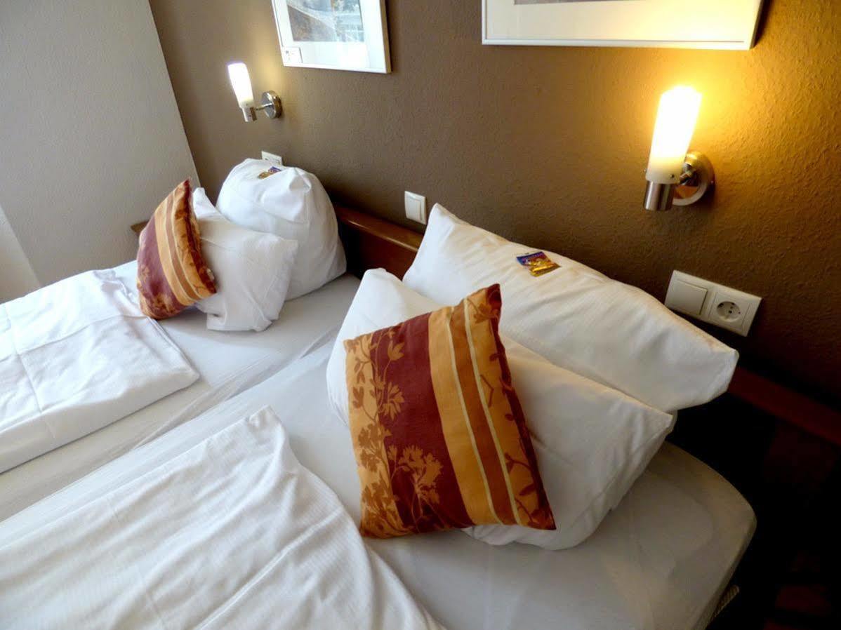 Hotel Art Inn Dinslaken Exteriör bild